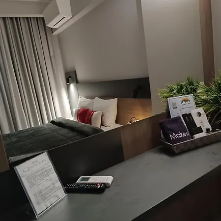 Elizabeth Queen Luxury Paralía