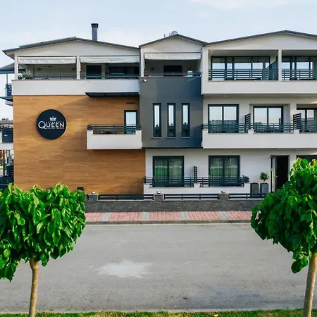 Elizabeth Queen Luxury