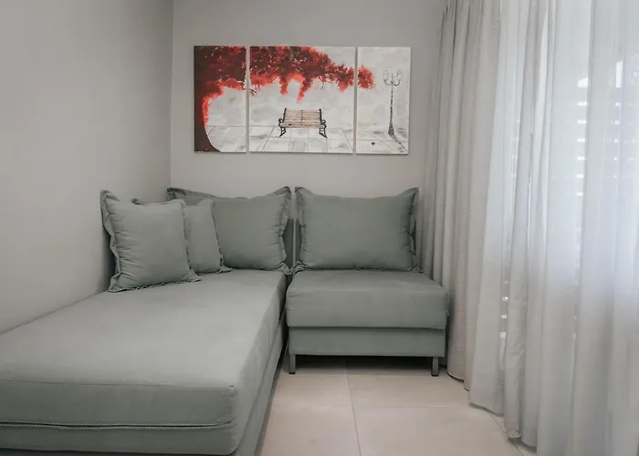 Elizabeth Queen Luxury Apartahotel Paralía