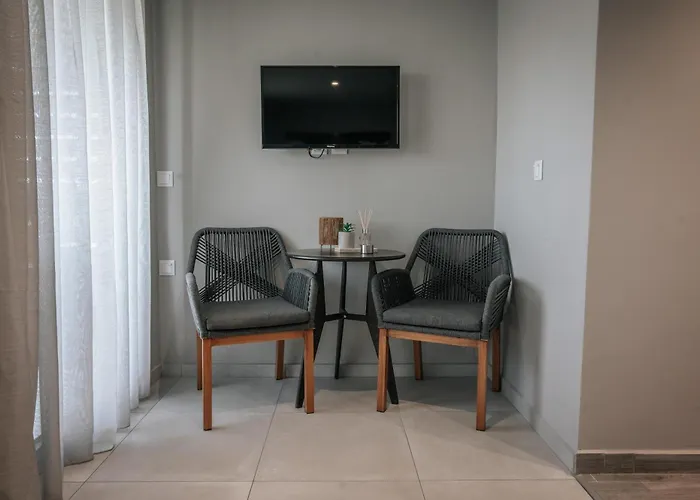 Elizabeth Queen Luxury