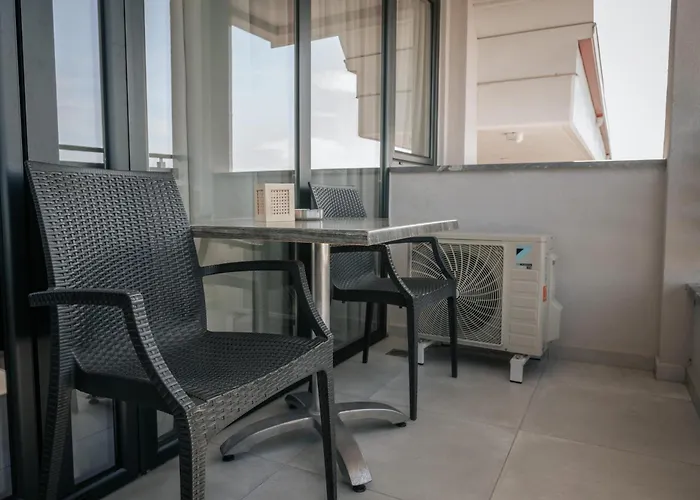 Elizabeth Queen Luxury Paralía