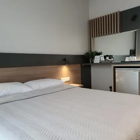 Elizabeth Queen Luxury