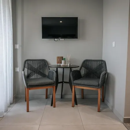 Elizabeth Queen Luxury