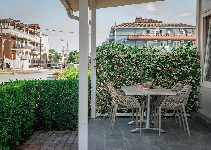 Elizabeth Queen Luxury Paralía